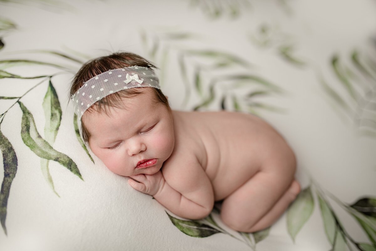 newborn-girl-posed-new-market