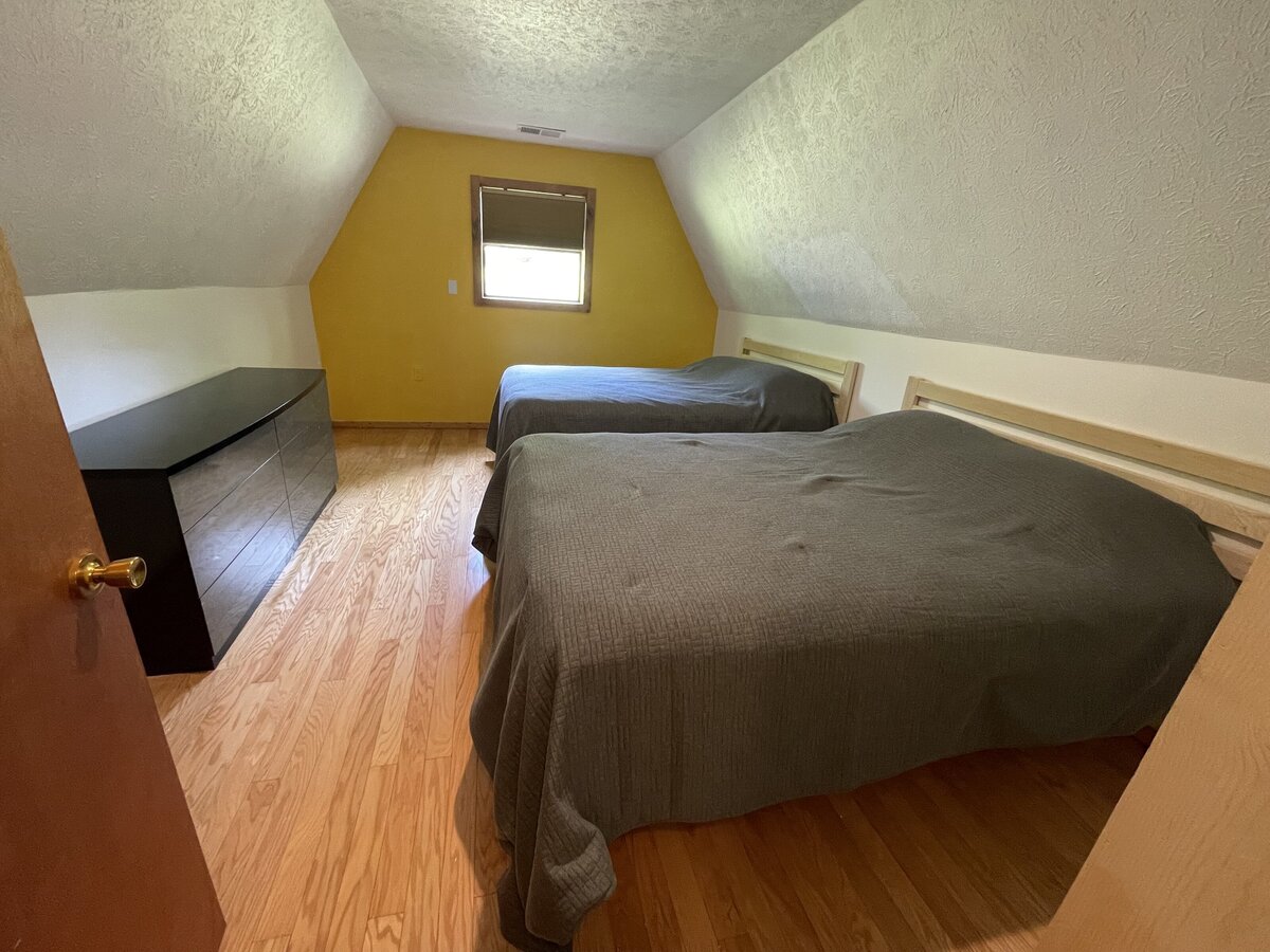 Upstairs 2 queen bedroom