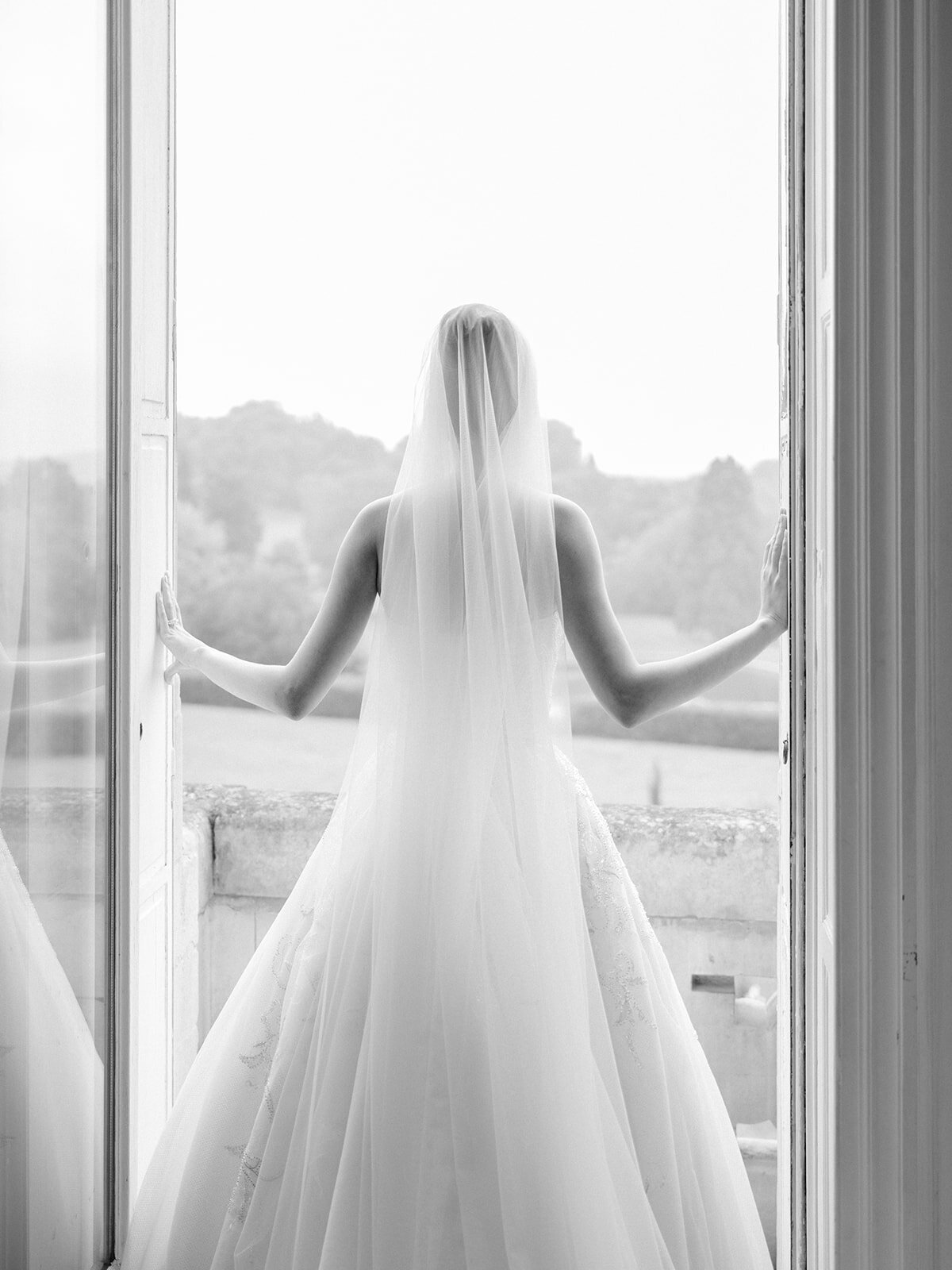 Black and white photography of the bride from the back