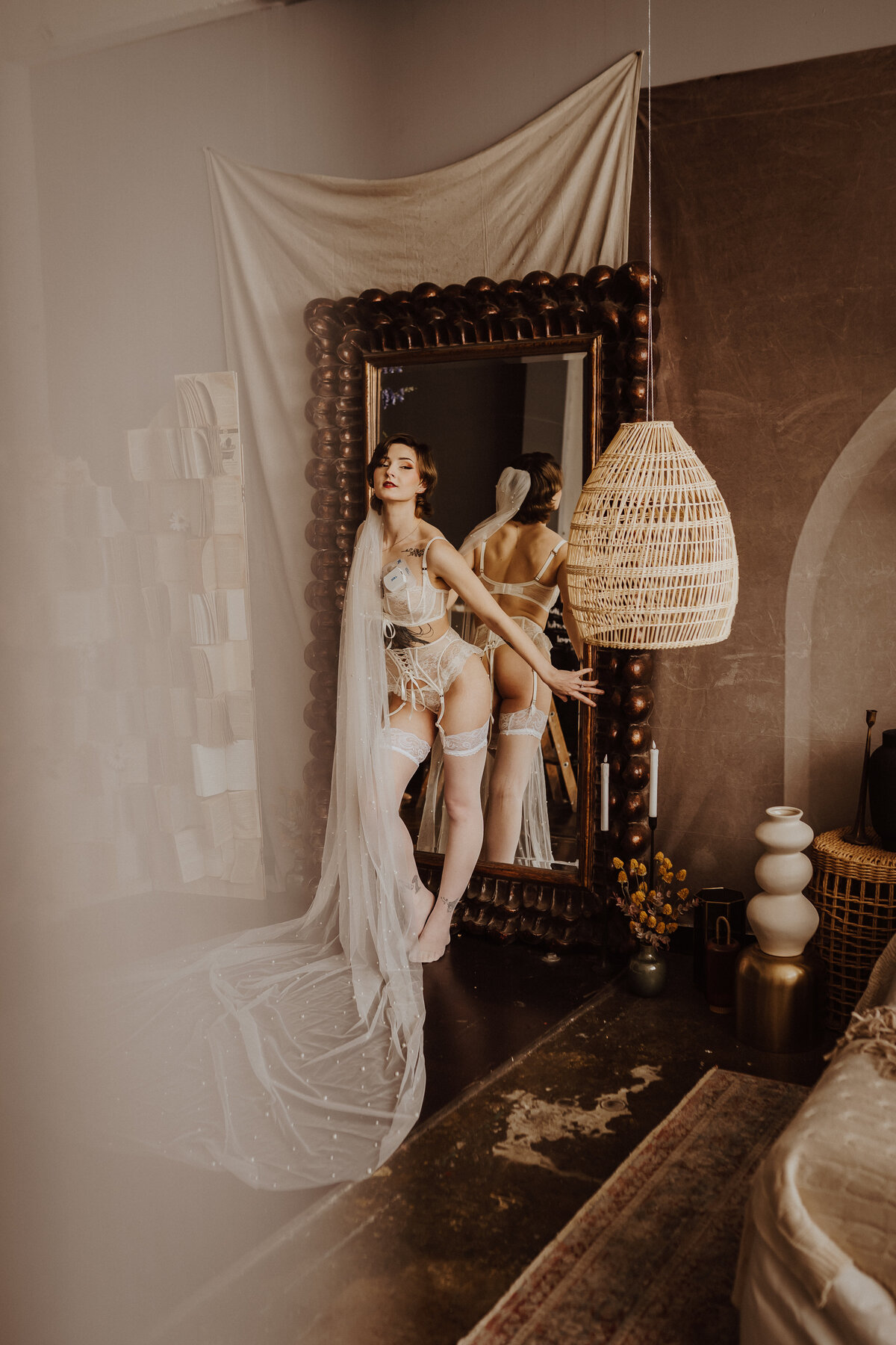 intimate-bridal-boudoir-posing-in-mirror-des-moines-storyteller-collective-photo-co