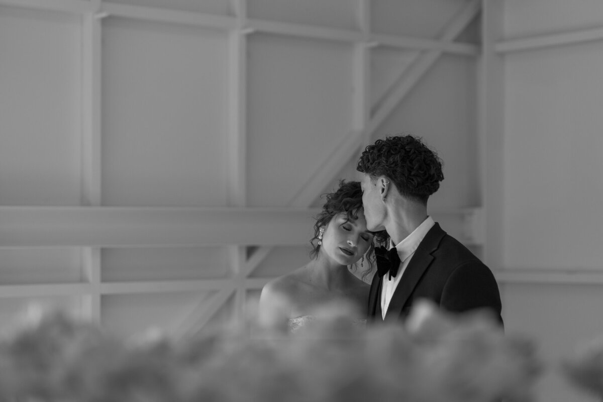 timeless-romantic-luxury-wedding-brideandgroom-kiss-editorial-london-photography