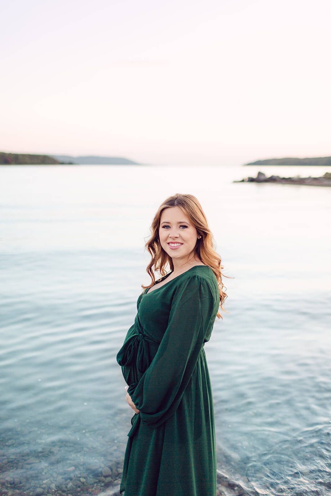 pregnant-woman-in-green-dress-at-beach