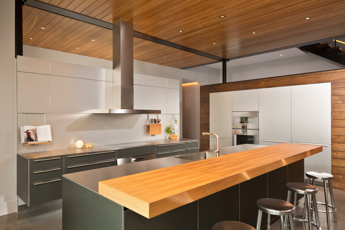 Neutral kitchen with organic elements 