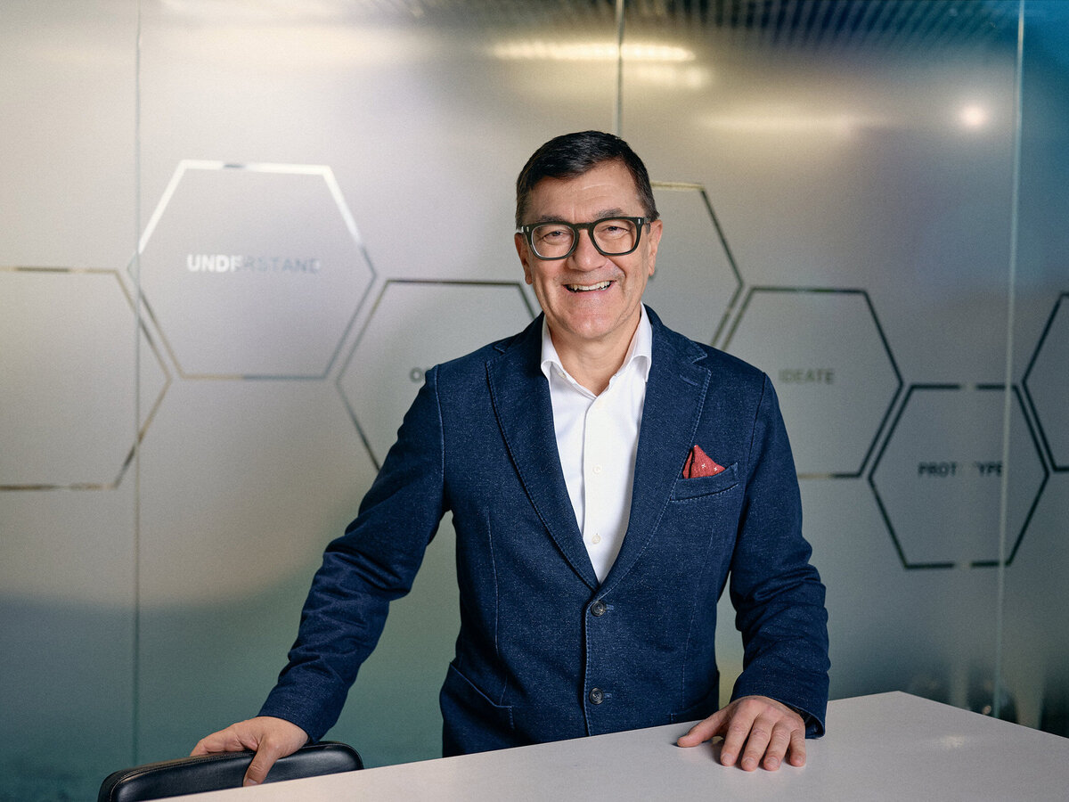 Professionelles Portrait eines Vorstands in Wien – Atelier Schulte fotografiert Führungskräfte modern, freundlich und authentisch für Unternehmensdarstellungen und Kommunikation.