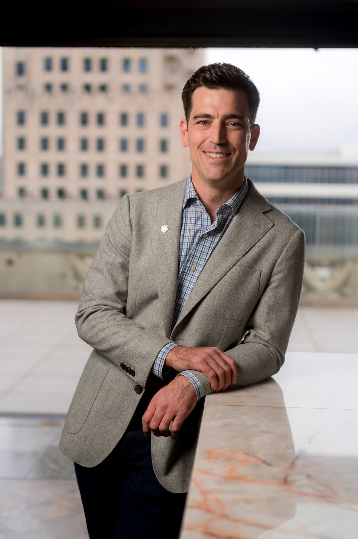 kansas-city-headshot_enviromental-portrait-photography-0107-man-in-grey-blazer-on-rooftop-headshot
