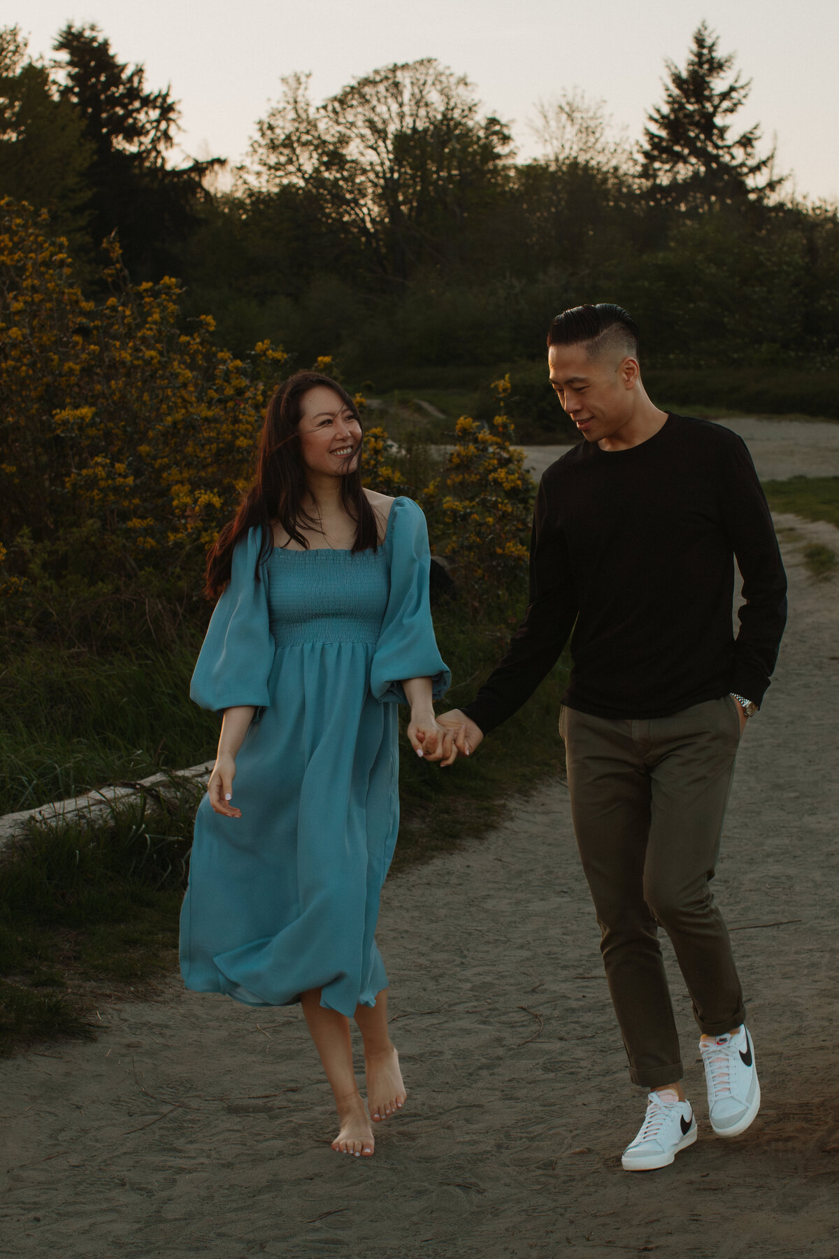 Couples-session-discovery-park-documentary-style-jennifer-moreno-photography-seattle-washington