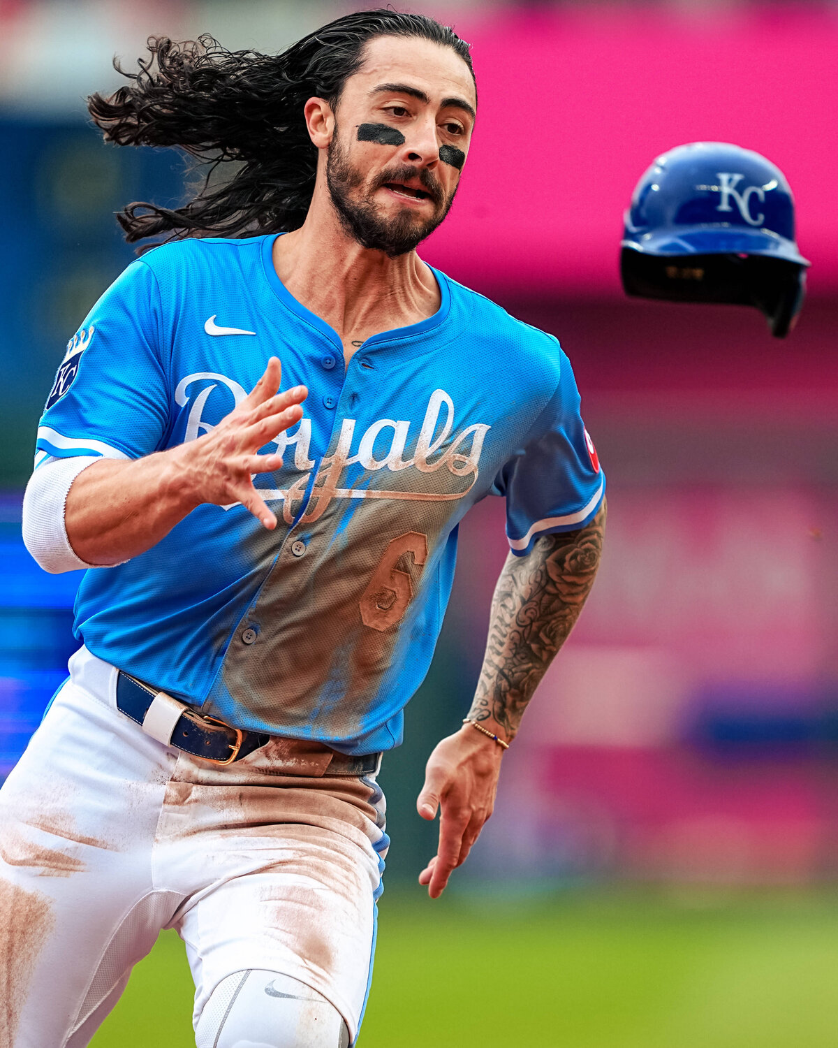 kansas-city-sports-photography-0164-baseball-player-running-with-helmet-flying-off
