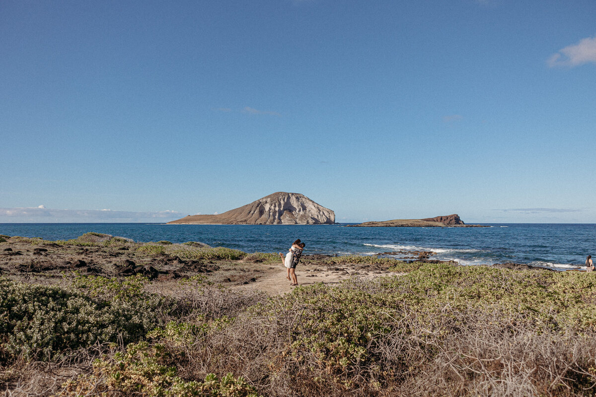 makapuu-beach-couple-portraits-19