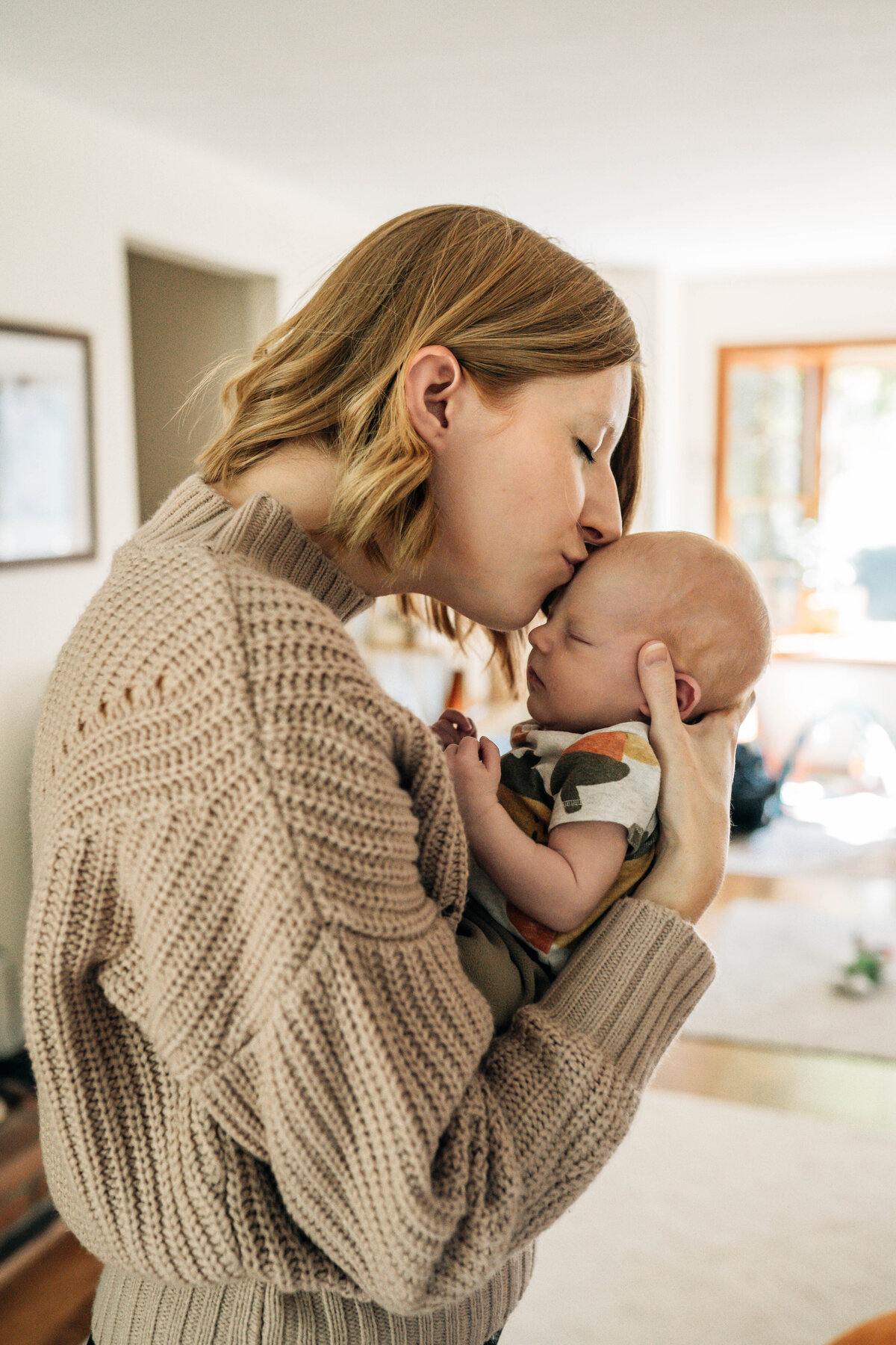 Mother kissing baby on forehead – lifestyle photography in Northeast Ohio