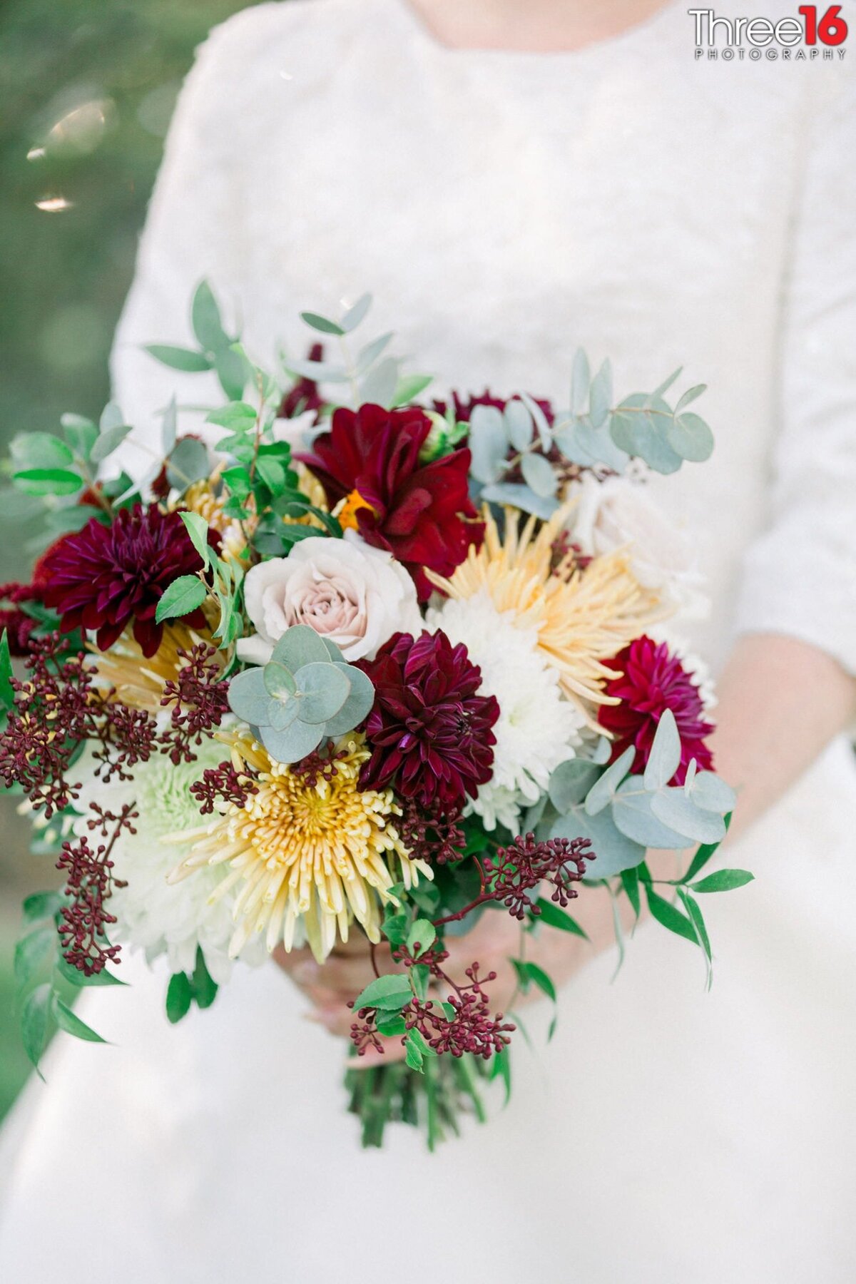 Bride's beautiful bouquet of flowers