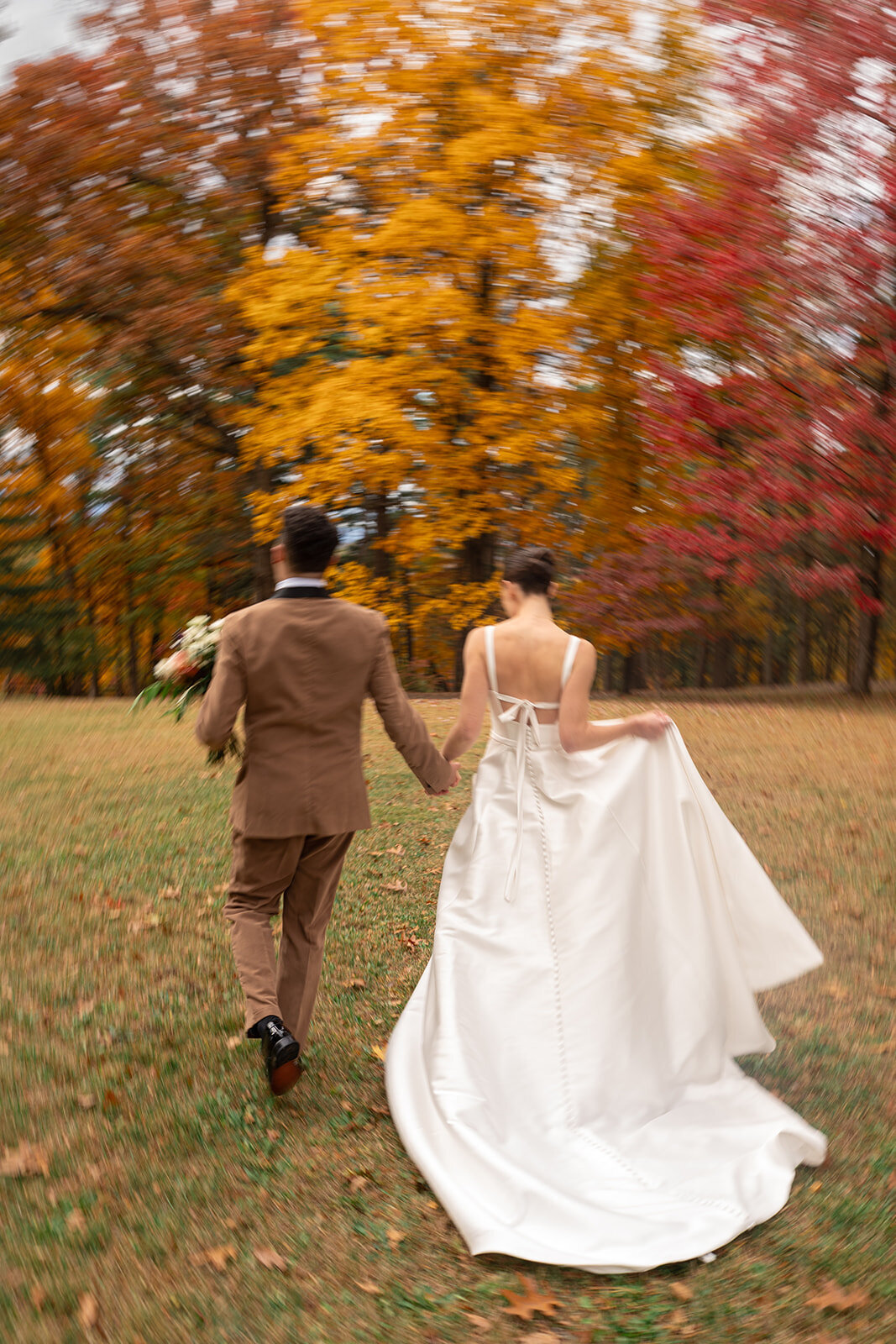 8-blurred-motion-couple-walking-upsate-new-york-wedding