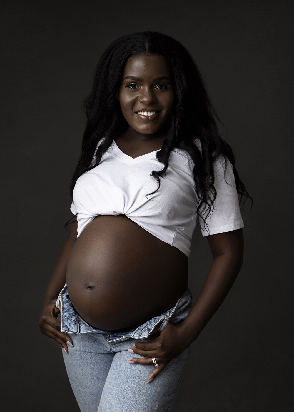 MATERNITY_PREGNANTWOMAN_BLACKWOMAN_JEANSTSHIRTBUMP