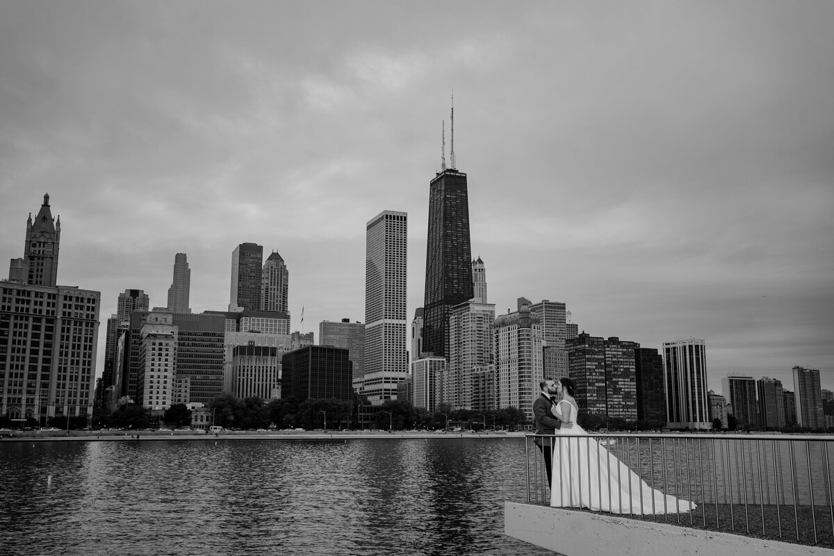 Millennium-Moments-Chicago-Wedding-Photograper-Hilton-Chicago-Modern-Bride-Groom-FAV-100