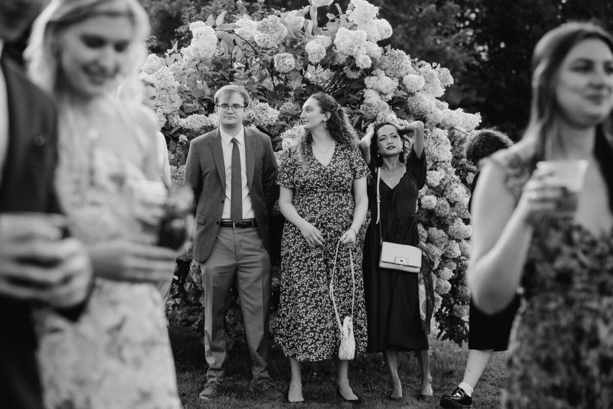new-england-wedding-photographerLuna-munn-photography-vermont-wedding-farmhouse-flowers-kelly-michael1114