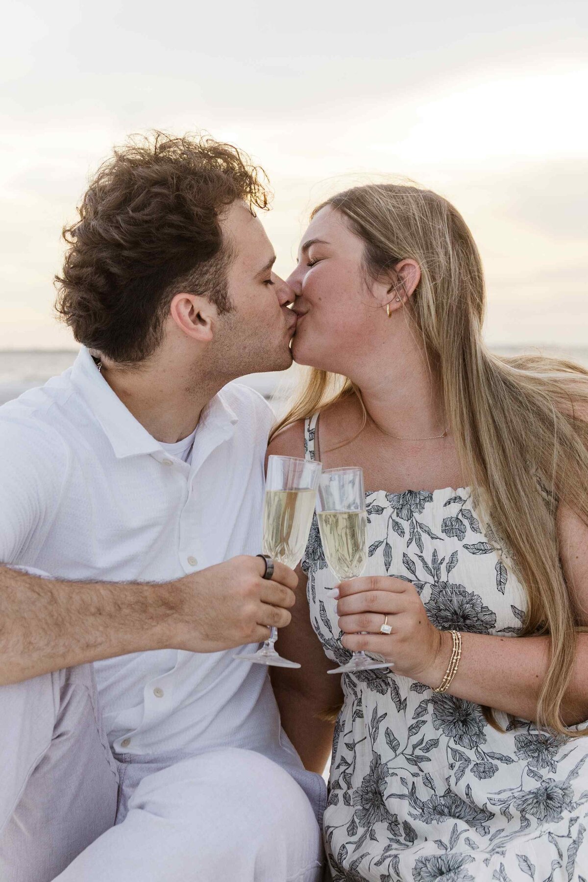 17-couple-kiss-oer-champagne