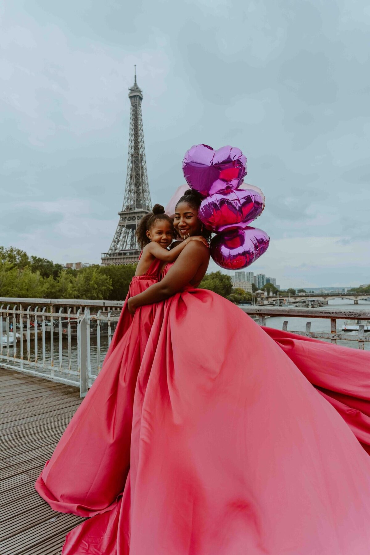 family-photoshoot-in-paris-with-flying-dresses-2