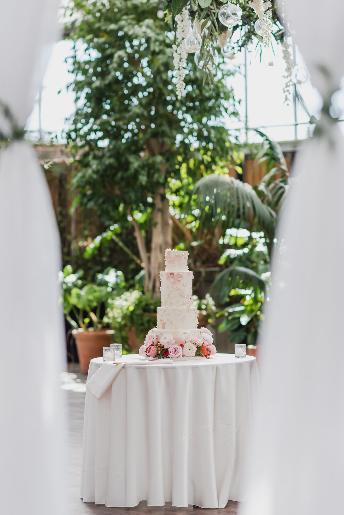 BLUSH AND BLACK SPRING PLANTERRA CONSERVATORY WEDDING IN WEST BLOOMFIELD, MICHIGAN PROVIDED BY KARI DAWSON, TOP-RATED DETROIT WEDING PHOTOGRAPHER, AND HER TEAM59