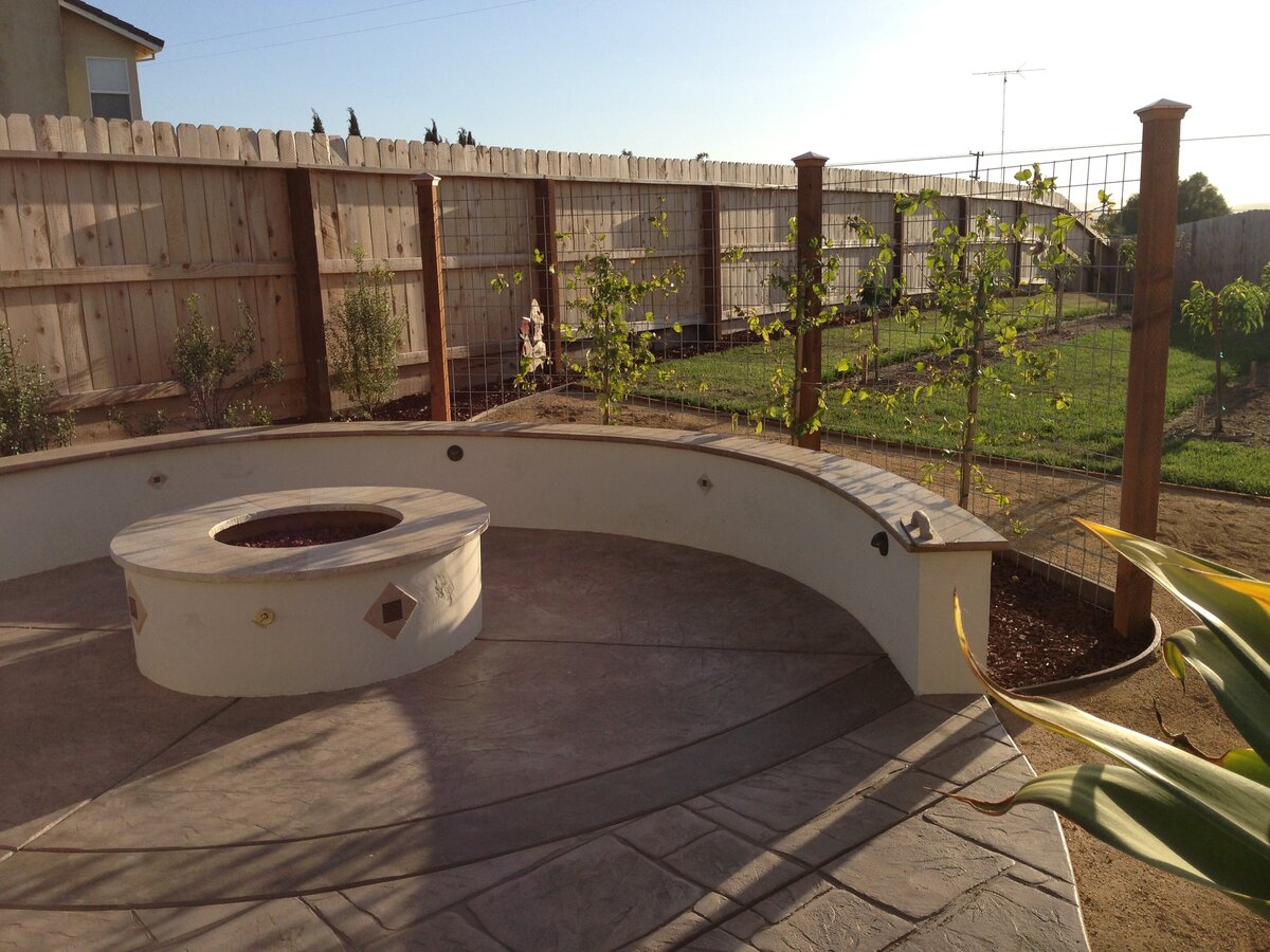 Fire pitt with fencing