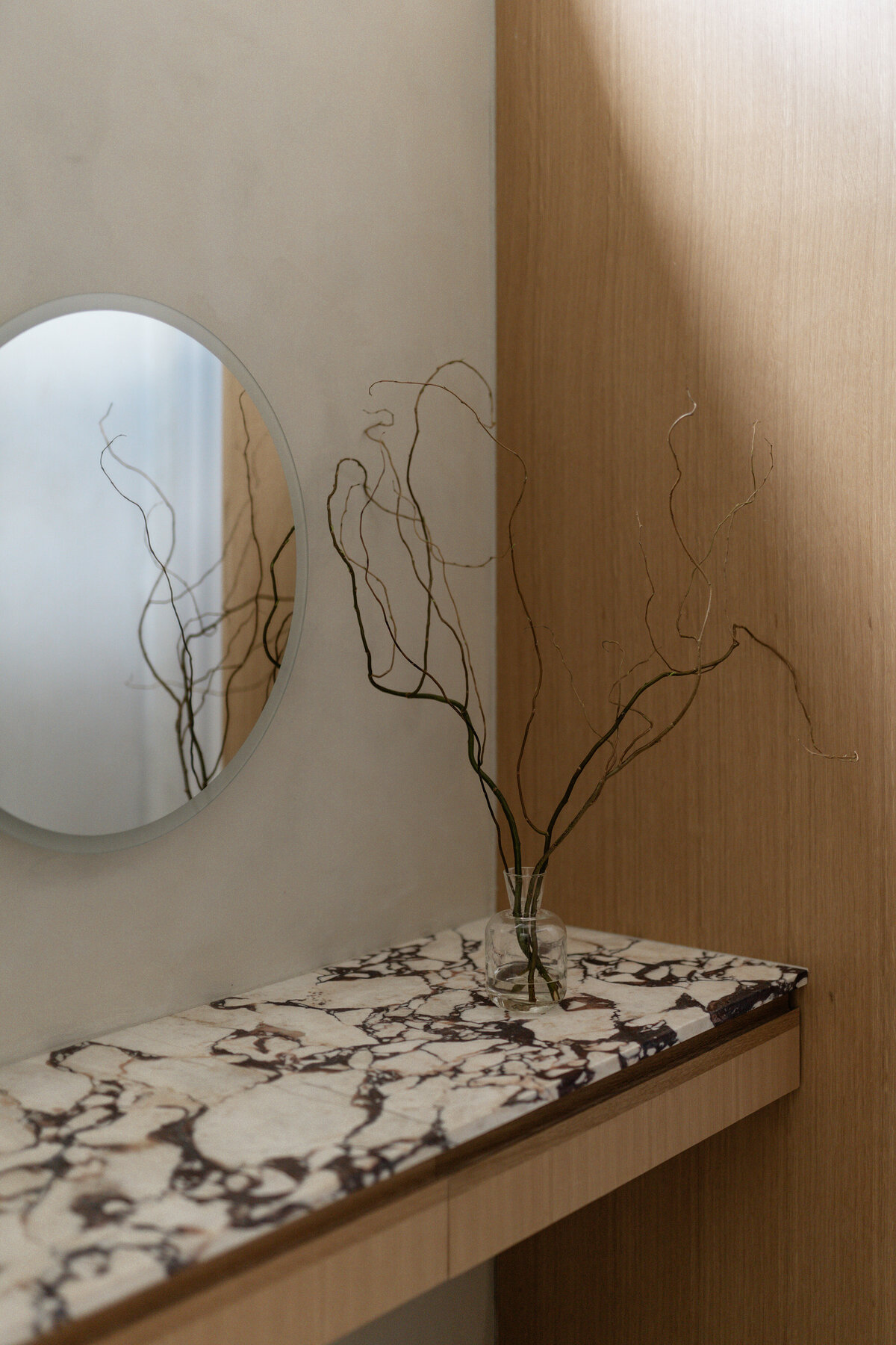 natural-oak-viola-marble-bathroom-thousand-oaks-branches-minimal-house-franc