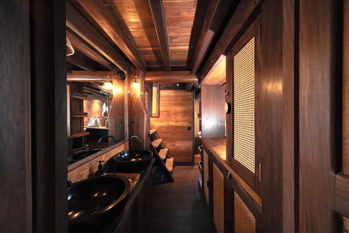 Luxury Yacht Bali - 16_Nataraja_Master-Cabin_Bathroom_Pacific-High-min