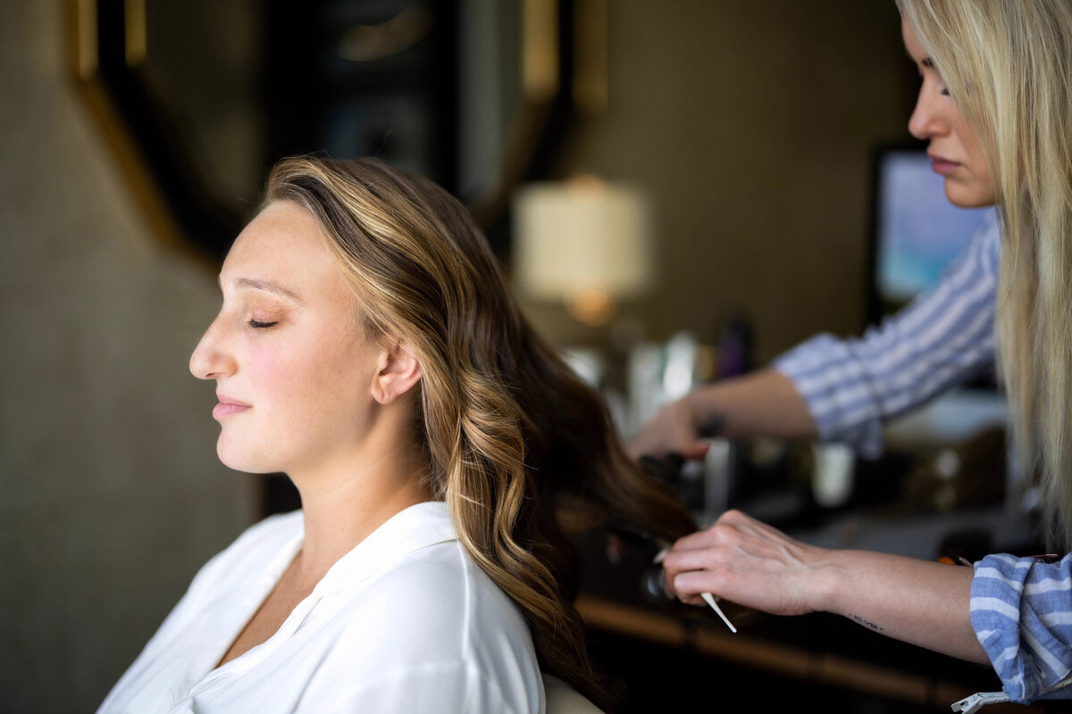 249_gettingready_Bob&DawnDavisPhotography
