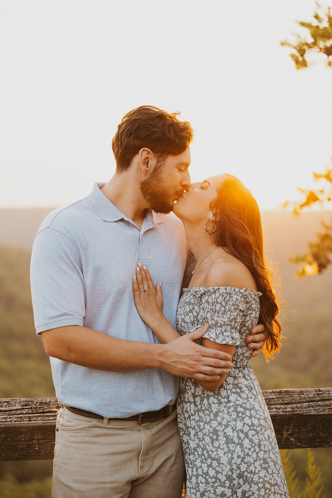 couple kissing