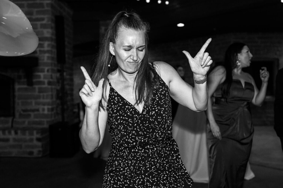 woman-dancing-with-pistols-firing-hand-gesture-osu