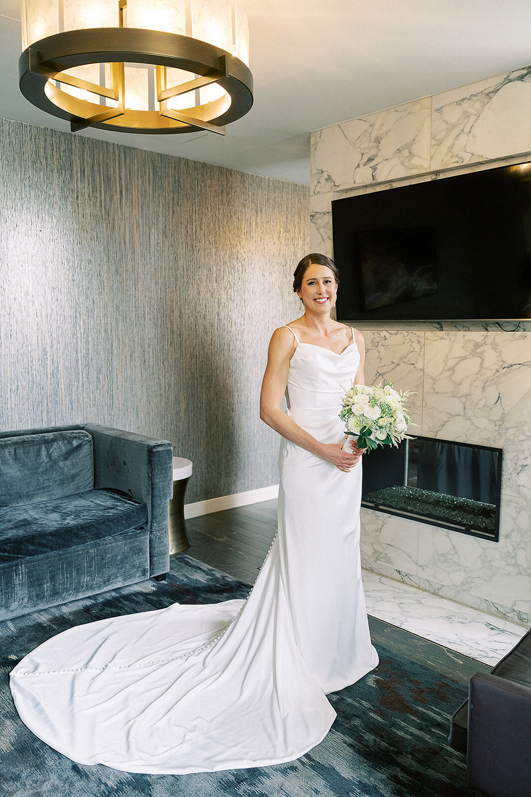 bride-holding-bouquet-london-house-hotel-chicago-hbicweddings