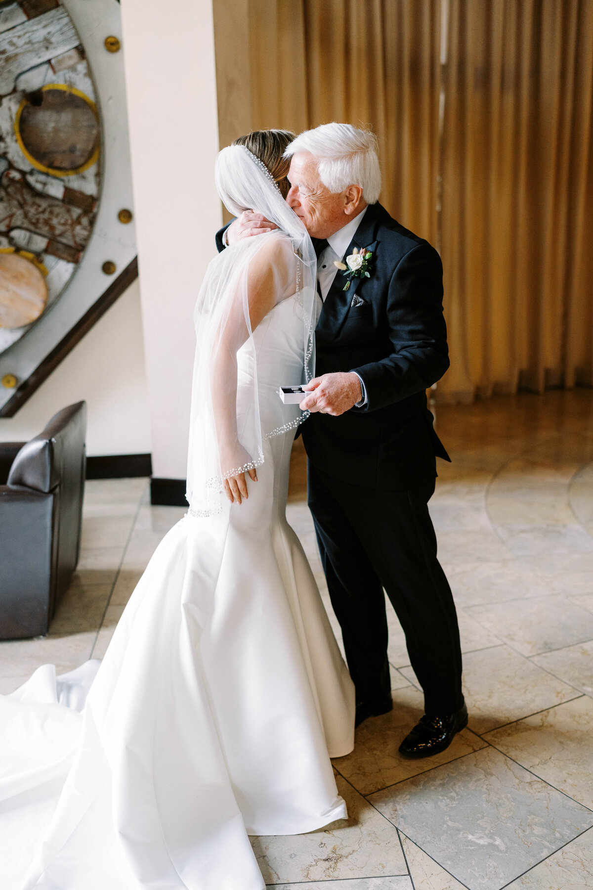 Phoenixville-Foundry-Romantic-Fall-Wedding-Photographer-Bride-Getting-Ready_16