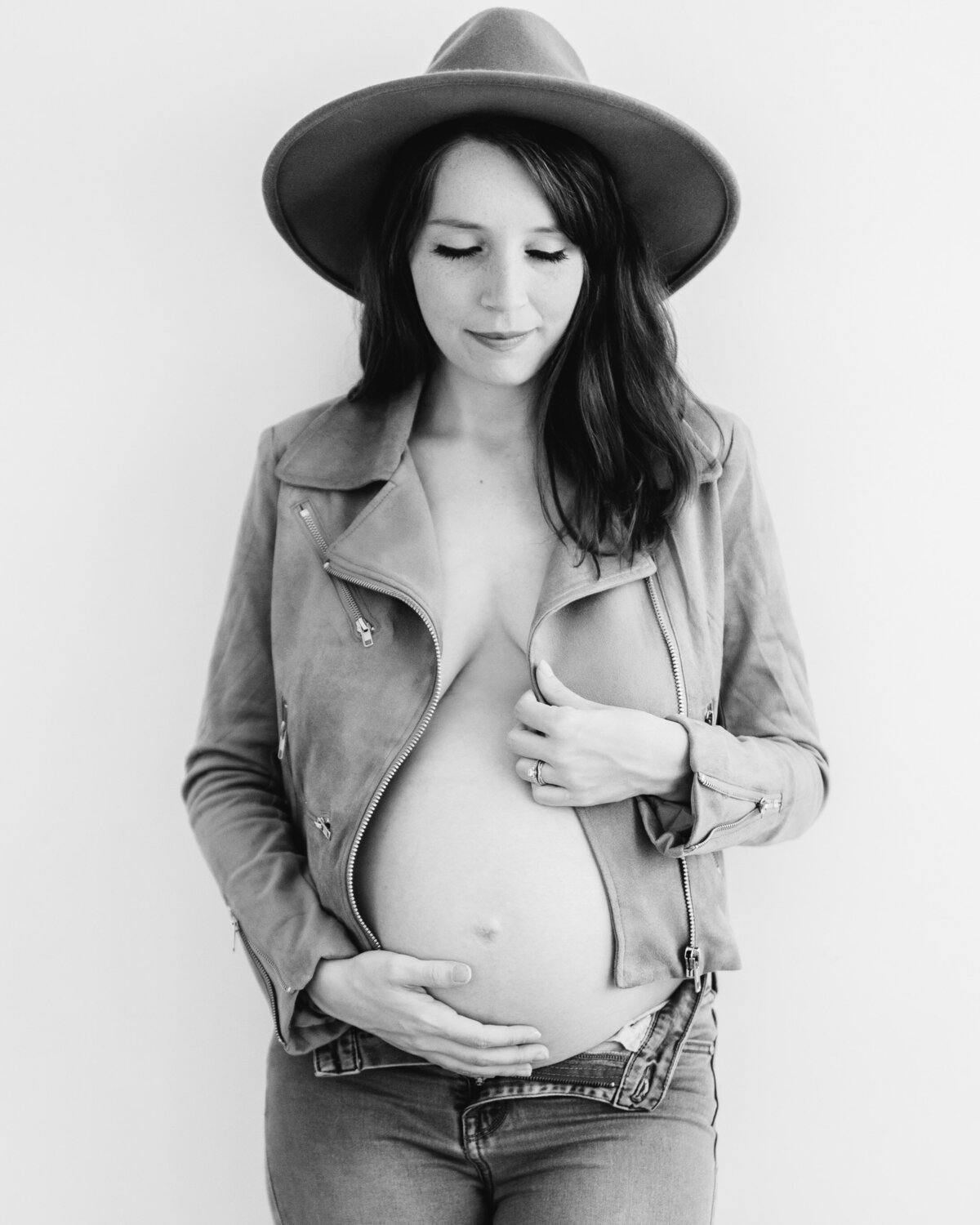 hat-monochrome-maternity-picture