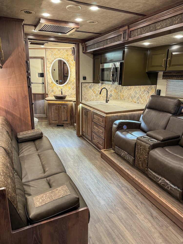 luxury-living-quarter-horse-trailers-trail-boss-conversions-living-areas-16