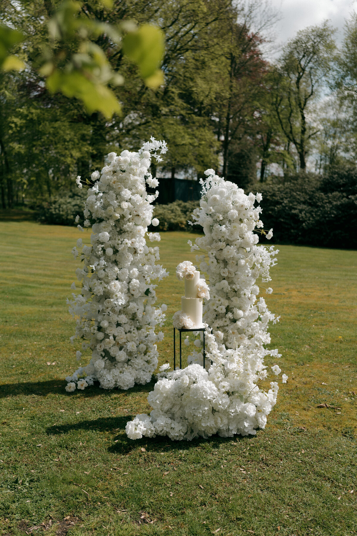 Bruidstaart met witte bloemen