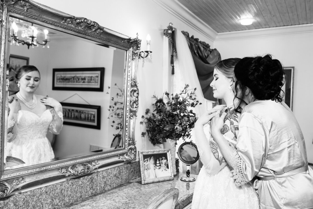 Carl-House-Bride-Getting-Ready-Mother-Daughter-Moment