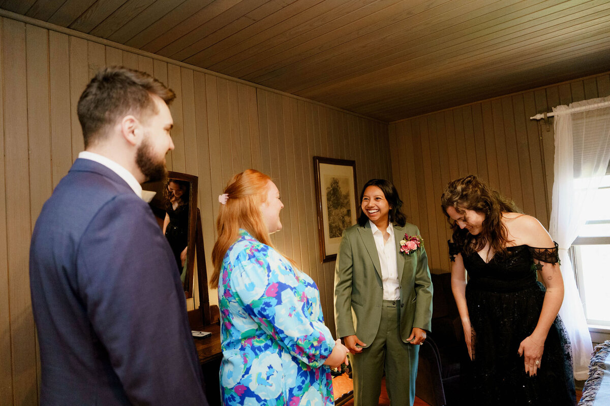 GettingReady_Brenda&JanieElopementPhotos_OregonWeddingPhotographer_KuroCreativeHouse-55