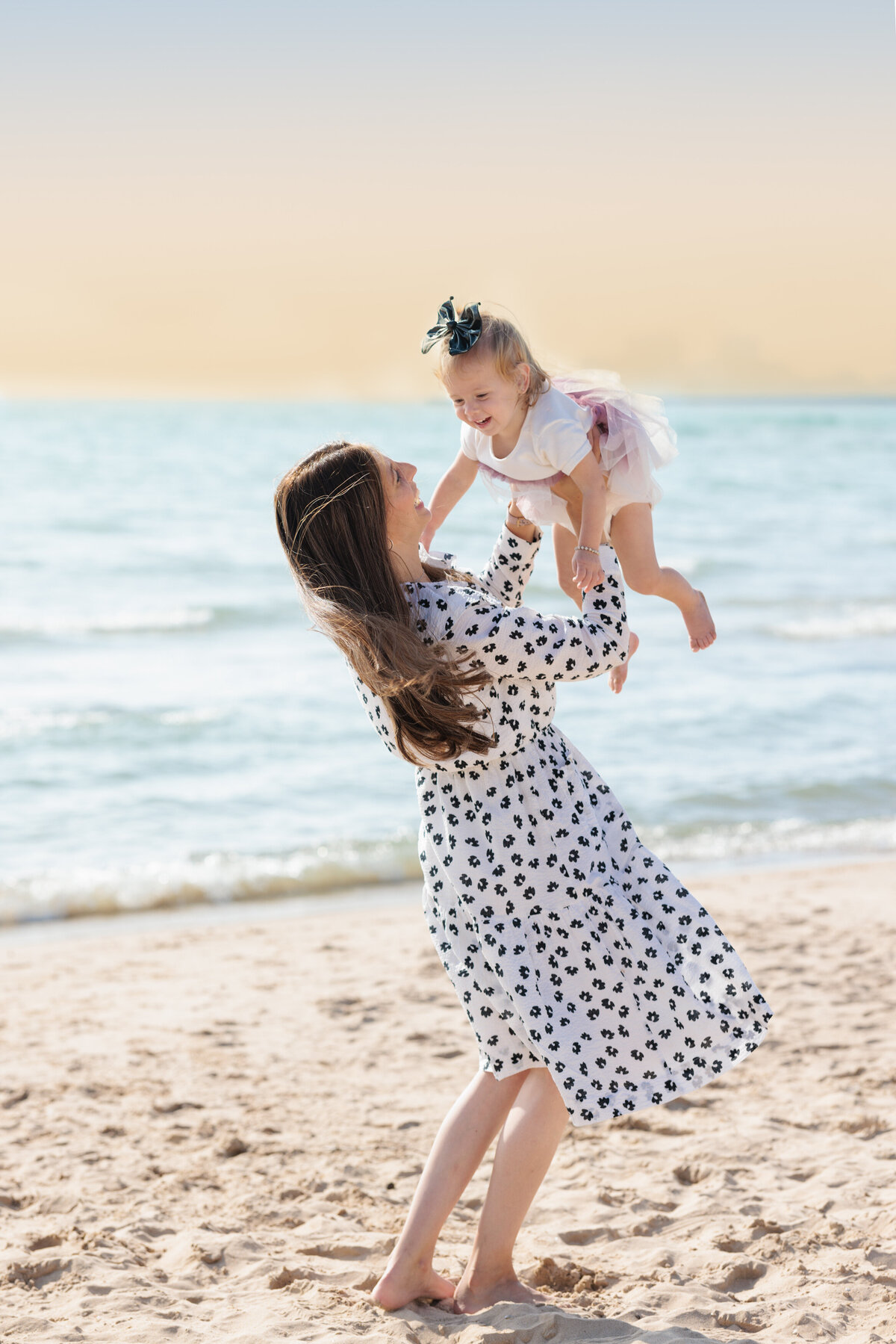 beach-mom-baby-candid