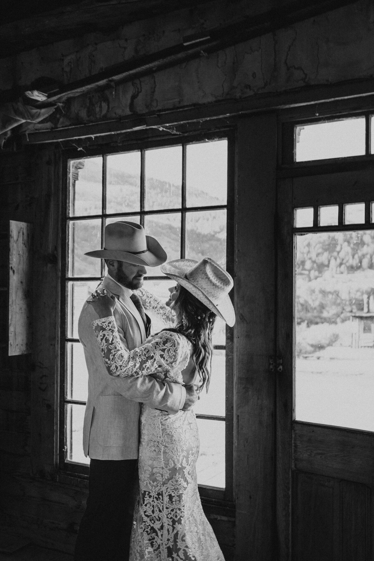 Discover breathtaking ghost town wedding photos capturing the allure of historic locales. Explore enchanting imagery blending romance with vintage charm, perfect for couples seeking unique and memorable wedding memories in hauntingly beautiful settings