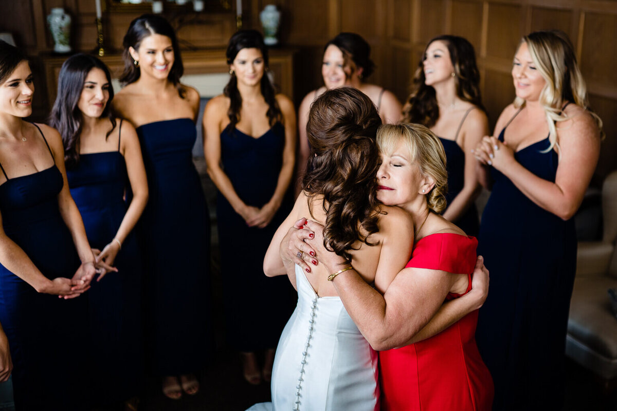 emotional-moment-with-mom-university-of-texas-christian-church-john-winters-photography1-1536x1024