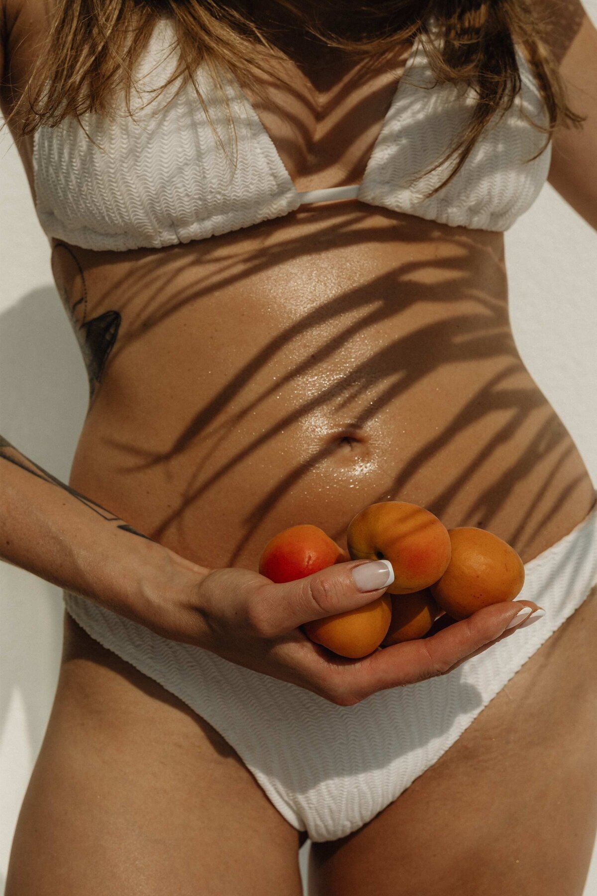 kaboompics_golden-glow-embracing-beach-vibes-and-the-perfect-tan-32392