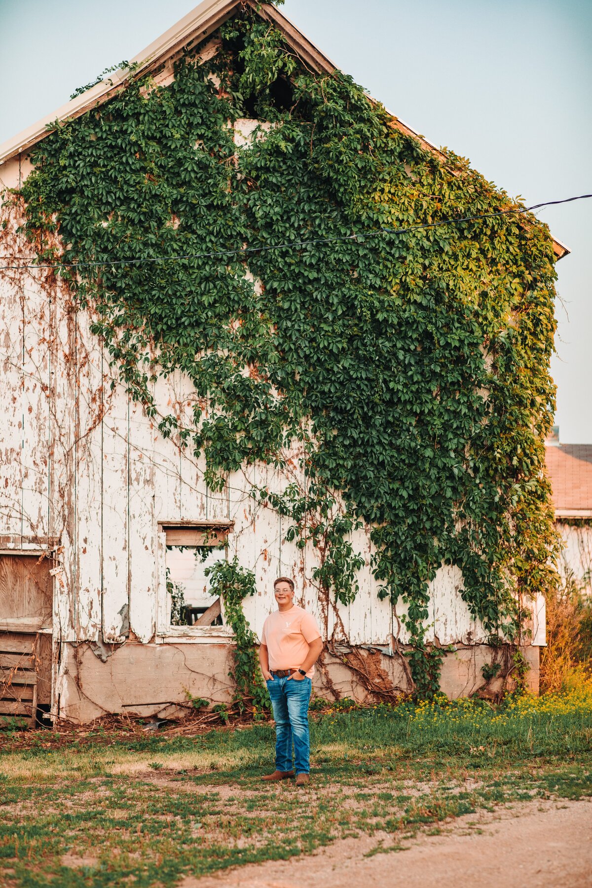 cuba-city-wisconsin-senior-photographer-guy-with-barn