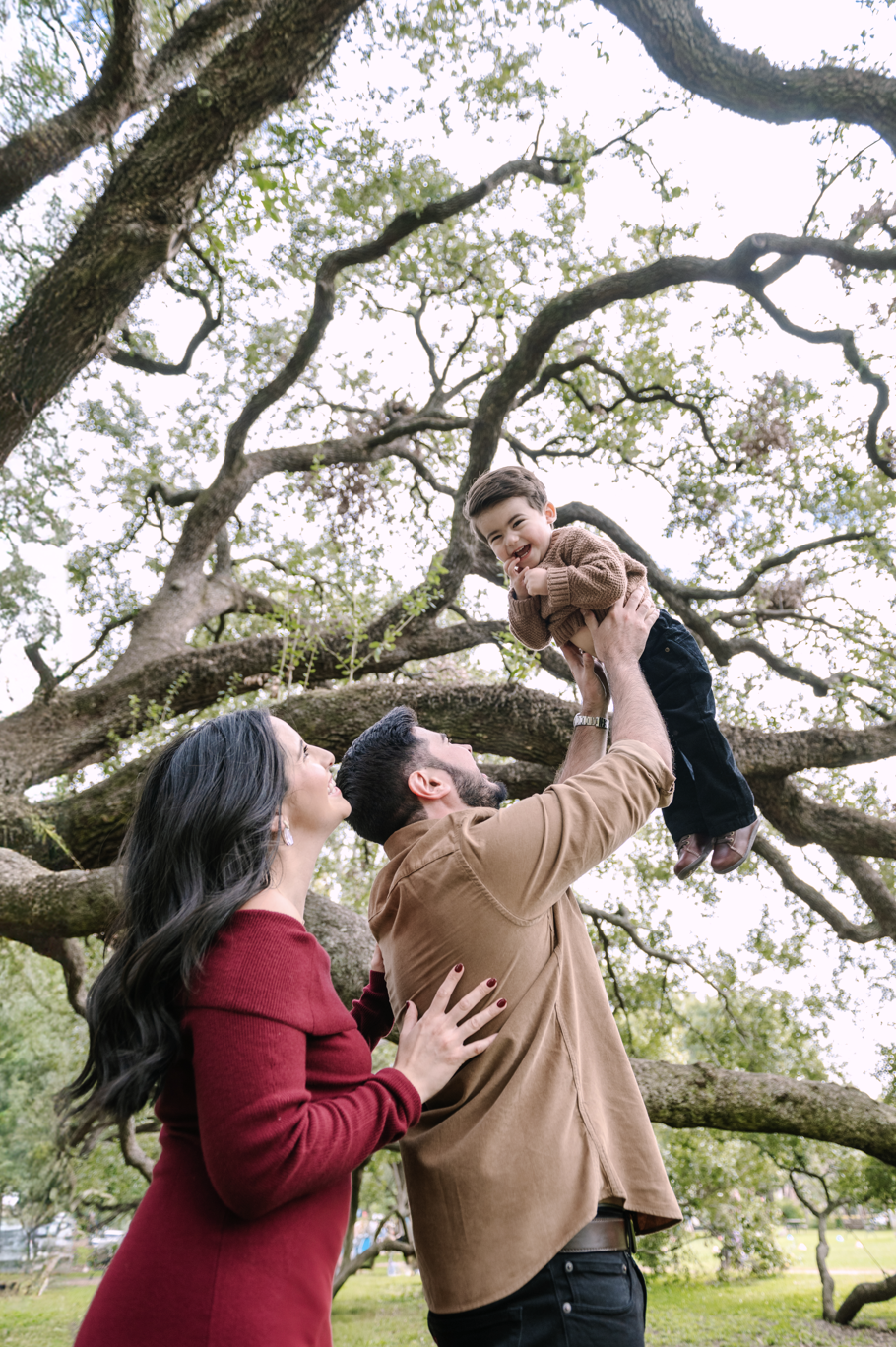 Family Christmas mini session in Houston with Mari Boscardin Photography — outdoor holiday photos under the tree, fun and relaxed session for easy-going families