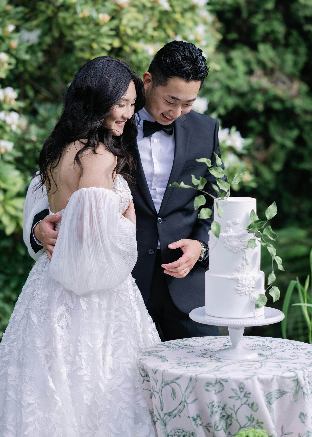 wedding cake cutting