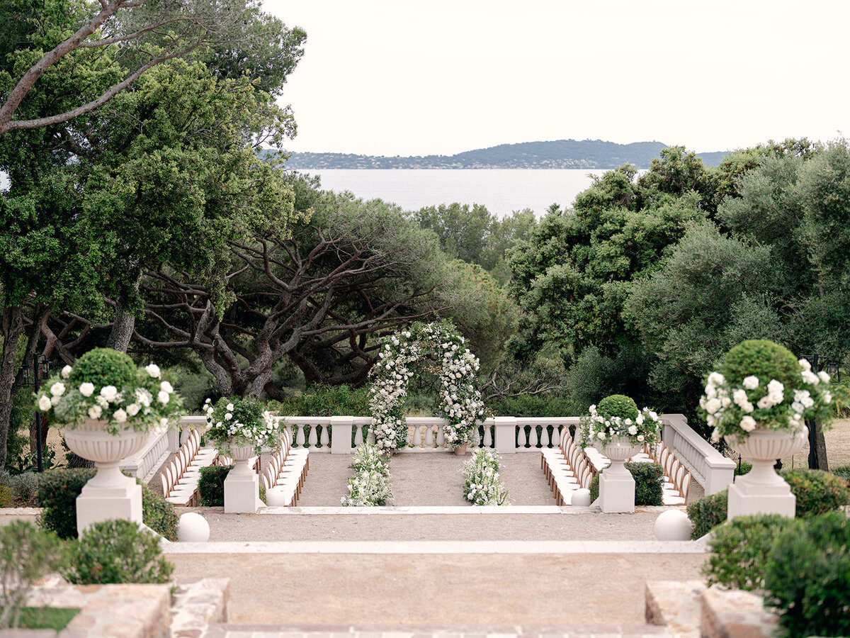 10-intimate-destination-wedding-french-riviera-with-white-flowers