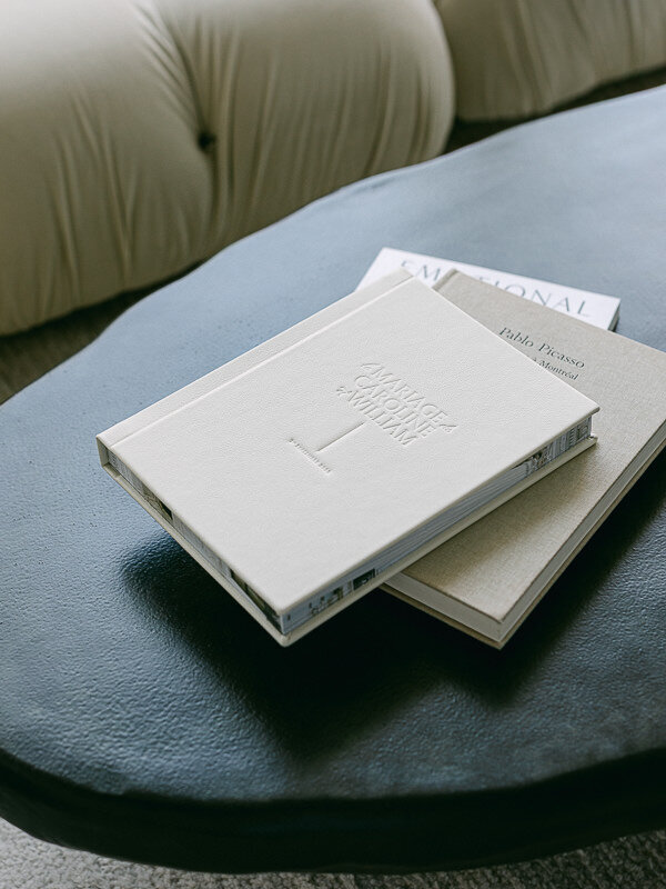 Photographe de mariage proposant des albums photo haut de gamme faits main.