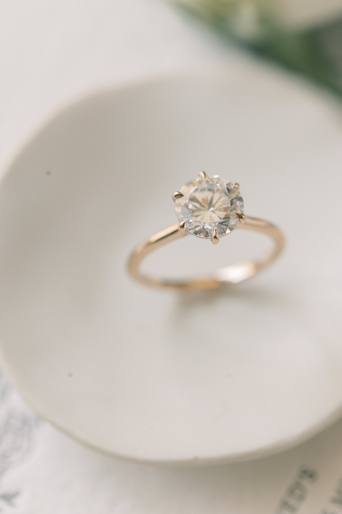 round-diamond-engagement-ring
