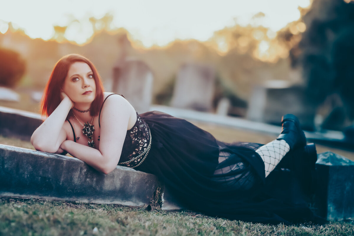 savannah-glamour-outdoor-cemetery-portrait-02