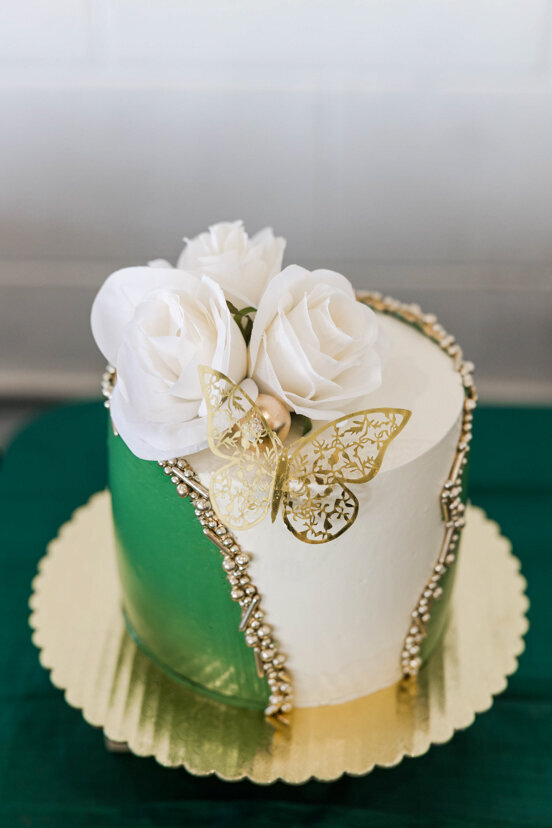 white-green-cake-white-flowers-butterfly