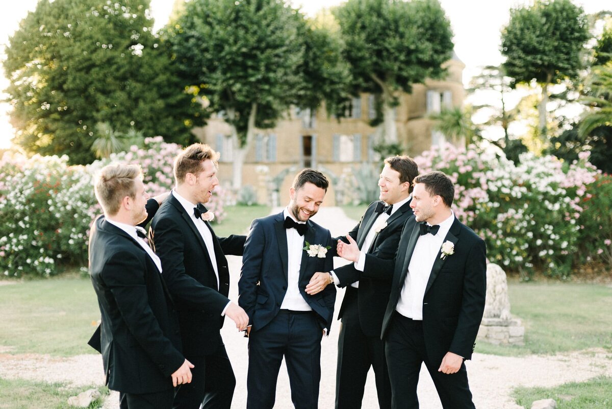 groomsmen-and-groom-classy-wedding