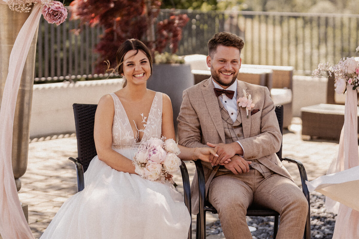 Ein glückliches Hochzeitspaar genießt einen emotionalen Moment während ihrer freien Trauung. Authentische und ungestellte Hochzeitsfotografie von Stories by Jane, die die Freude und Liebe eures besonderen Tages festhält.