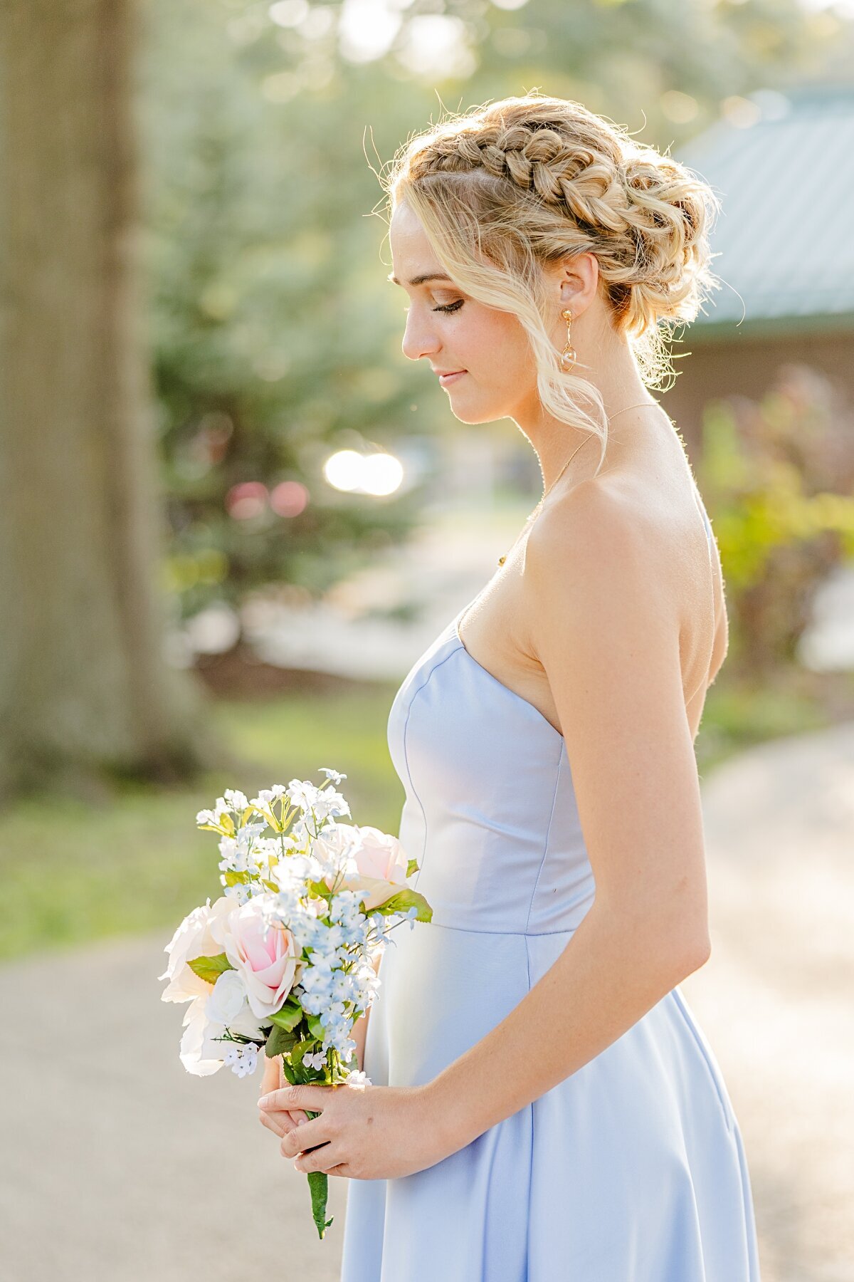 bridesmaid-holding-bouquet-at-freedom-hill