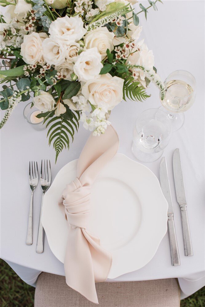 Beaufort South Carolina Wedding  | Agapae Oaks Wedding  | Trish Beck Events | HIlton Head Wedding Planner | Southeast Wedding Planner |  Meredith Ryncarz Photography |  Wedding Reception Table Neutral